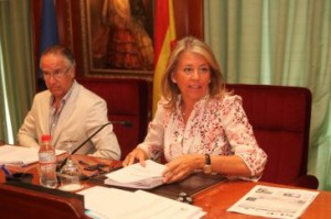 Ángeles Muñoz y el secretario del Ayuntamiento de Marbella