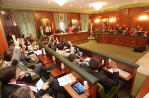 La propuesta de OSP para la instalación de señalización turística, aprobada por unanimidad en el Pleno del Ayuntamiento de Marbella